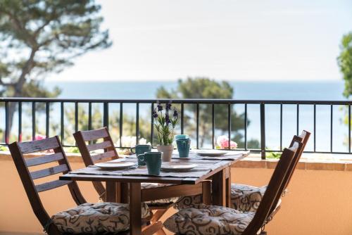 SeaHomes Vacations - Cala Banys Seafront Apt