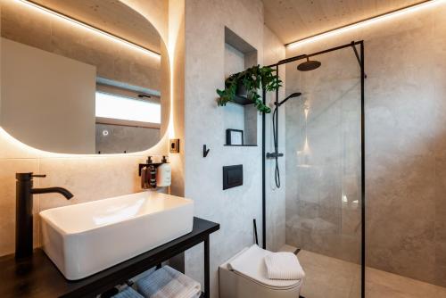 Un baño con lavabo y ducha en Langerwegh Apartments AP1, en Fieberbrunn