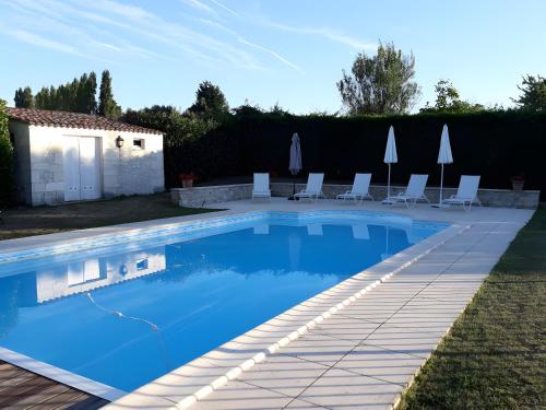 Πισίνα στο ή κοντά στο Logis De Chenac Chambres Et Table