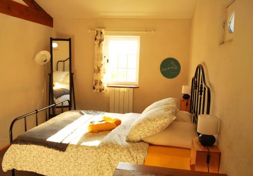 Ένα ή περισσότερα κρεβάτια σε δωμάτιο στο Logis De Chenac Chambres Et Table