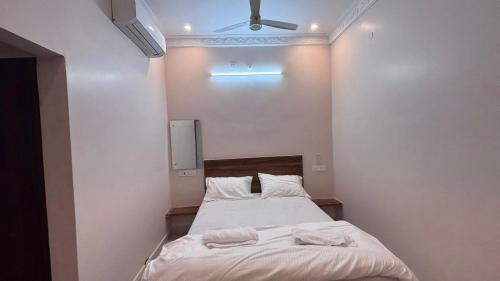 Ένα ή περισσότερα κρεβάτια σε δωμάτιο στο Indhu Residency
