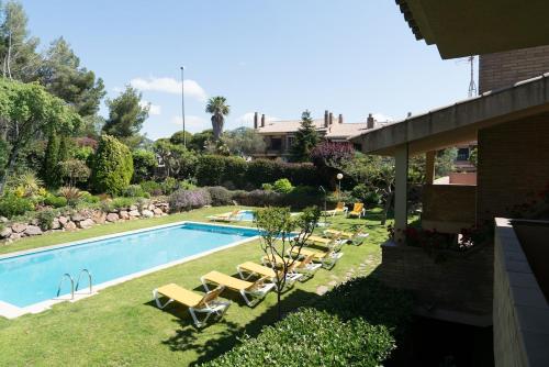 SeaHomes Vacations - Cala Banys Seafront Apt & PKG