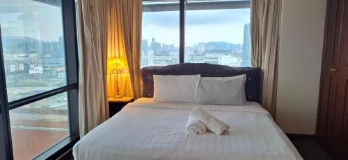 Ένα ή περισσότερα κρεβάτια σε δωμάτιο στο Live Star Berjay times square kl