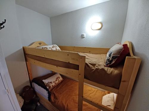 une petite pièce avec deux lits superposés dans l'établissement appartement très chaleureux, à Risoul