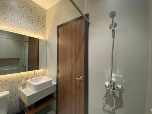 un bagno con doccia e lavandino di D'Capstone Guesthouse a Nagoya