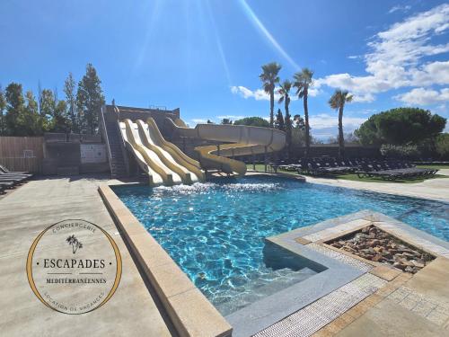 La Dolce Vita Méditerranéenne Mobil Home à 200m de la plage Camping 5 Etoiles Parc Aquatique内部或周边的泳池