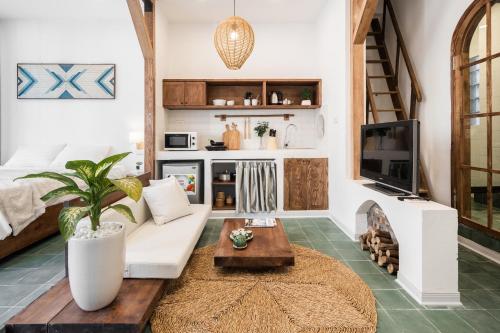 ein Wohnzimmer mit einer weißen Couch und einem Tisch in der Unterkunft Prime Retreat - Near Hoan Kiem Lake - Balcony in Hanoi