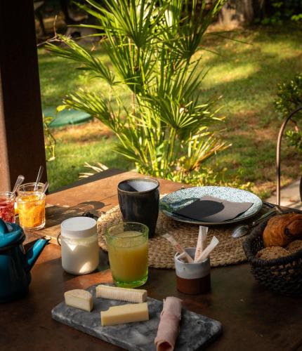 マザンにあるla maiZonの木製テーブル