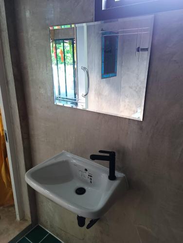 Et badeværelse på Baan Phak Phu relaxing stay