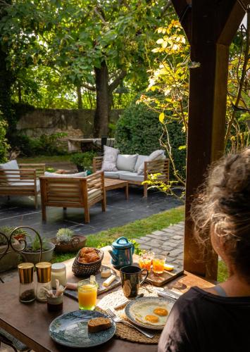 マザンにあるla maiZonの食べ物が置かれたテーブルに座っている女性