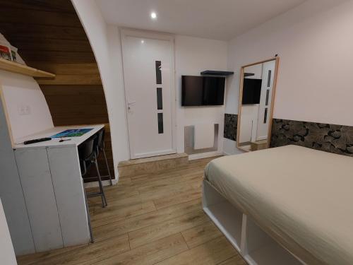 TV a/nebo společenská místnost v ubytování Chambre avec salle d'eau privée