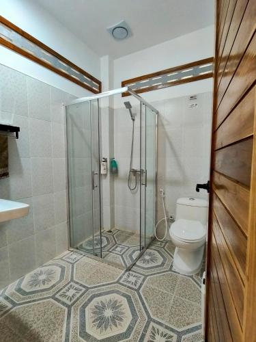 a bathroom with a shower and a toilet at GJ TOUR and HOMESTAY in Pang Mapha