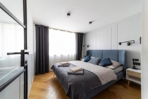 une chambre avec un lit bleu et une fenêtre dans l'établissement Apartmán Pradědův, à Šumperk