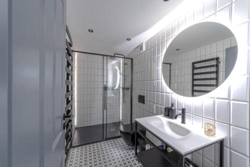 une salle de bain avec un lavabo et un miroir dans l'établissement Apartmán Pradědův, à Šumperk