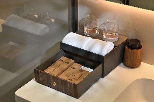 eine Schachtel mit zwei Gläsern und einer Flasche Wein in der Unterkunft Datong Songque Homestay in Datong