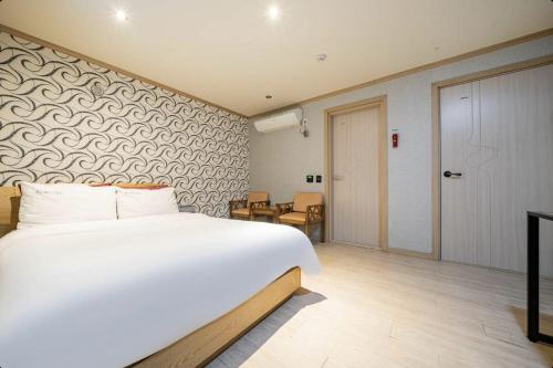 Postel nebo postele na pokoji v ubytování Yeosu 25 Motel
