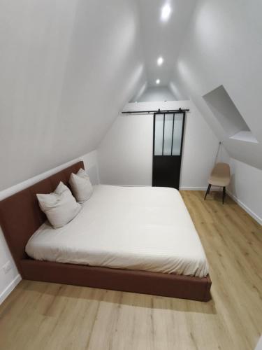 Ліжко або ліжка в номері Loft chic avec Jacuzzi