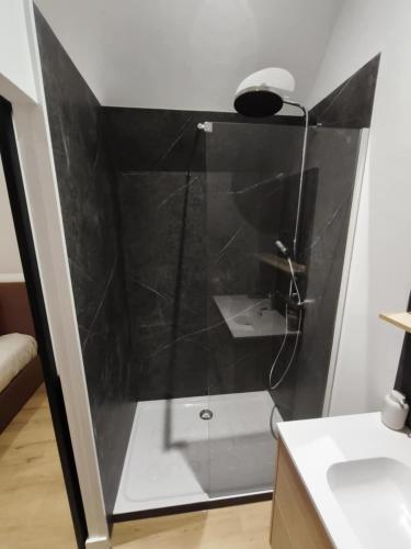 Ванна кімната в Loft chic avec Jacuzzi