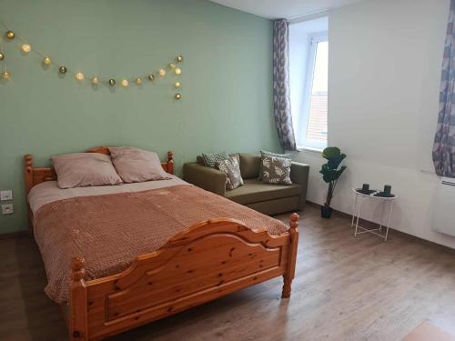 a bedroom with a large bed and a couch at Secteur digue Dunkerque, Escale a Malo, Aquae Mare in Dunkerque