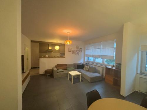 una sala de estar con un sofá y una mesa en flatwatermael, en Bruselas