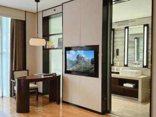 TV a/nebo společenská místnost v ubytování Dujiangyan Xinhua Haiyi Yulei Mountain Residence Hotel