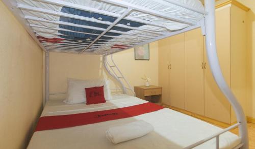 Ένα ή περισσότερα κρεβάτια σε δωμάτιο στο RedDoorz at Yssa Ademar near Robinsons Jaro