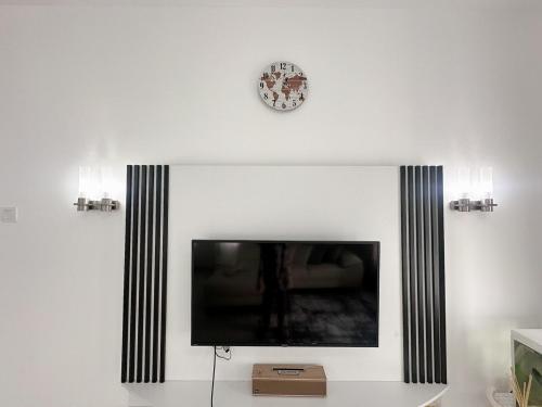 Télévision ou salle de divertissement dans l'établissement Stay & Rest - The Luxe Lodge