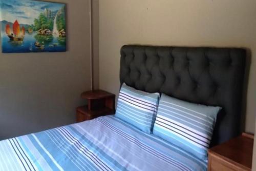 Postel nebo postele na pokoji v ubytování Farm house map of africa