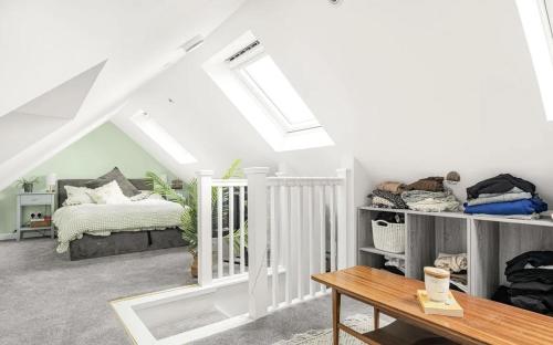 Postel nebo postele na pokoji v ubytování Lovely family home in friendly village of Bicester