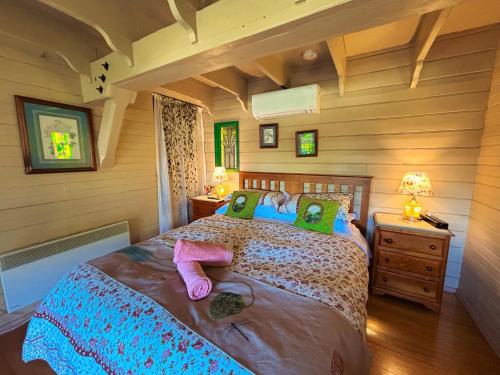 レイクス・エントランスにあるThe Goat and Goose Bed & Breakfastの木製の壁の部屋にあるベッドのある寝室