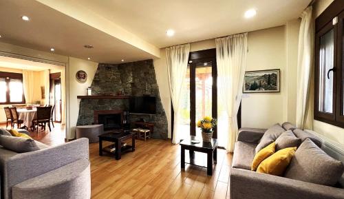 ein Wohnzimmer mit Couch und Kamin in der Unterkunft VILLa ERASMIA in Kyperounta