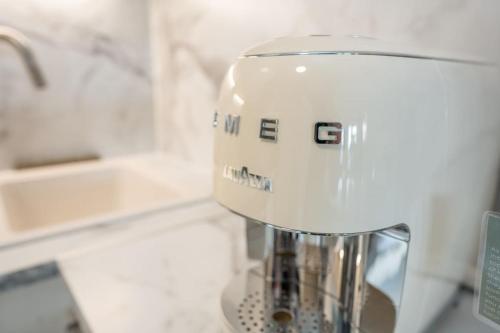 Nahaufnahme eines Mixers in einer Küche in der Unterkunft 5 Star Luxury Apartment in the Heart of Galway City in Galway