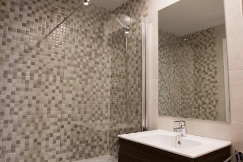 SeaHomes Vacations - Seafront Apt Fenals & PKG