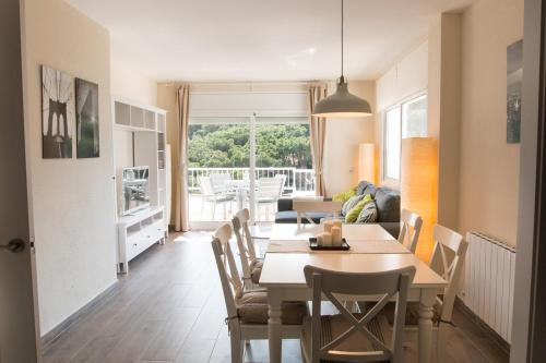 SeaHomes Vacations - Seafront Apt Fenals & PKG