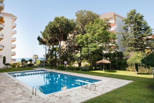 SeaHomes Vacations - Seafront Apt Fenals & PKG
