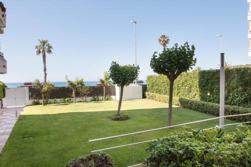 SeaHomes Vacations - Seafront Apt Fenals & PKG