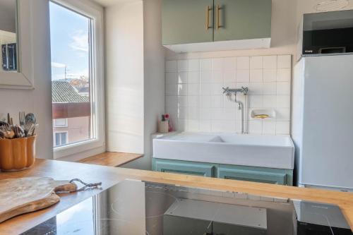 Η κουζίνα ή μικρή κουζίνα στο Modern and old T2