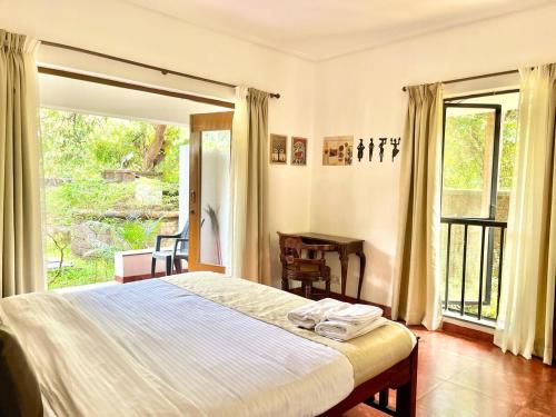 Postel nebo postele na pokoji v ubytování Cozy Boho Poolside 1BHK in Siolim Goa