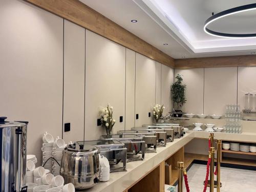 a kitchen with a row of sinks and mirrors at فندق ارجان بارك جدة in Jeddah