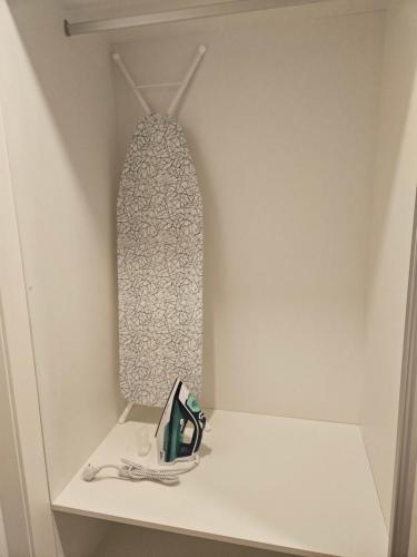 Un estante con un espejo y unas tijeras. en Solsuites, en Almería