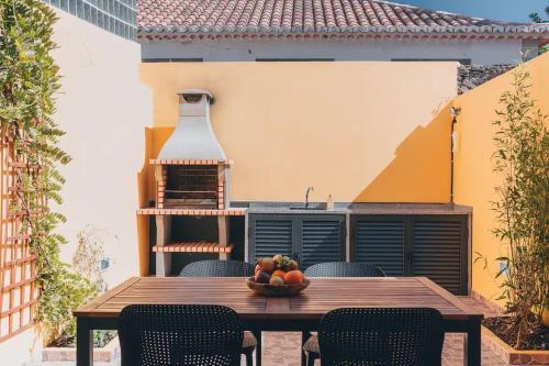 Funchal City Yellow Townhouse and Terrace