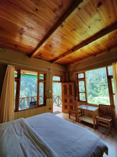 Ένα ή περισσότερα κρεβάτια σε δωμάτιο στο Yolo Hostel and Stays Sojha