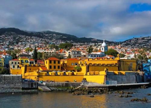Funchal City Yellow Townhouse and Terrace