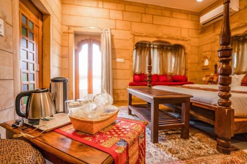 Принадлежности для чая и кофе в Hotel Fateh Villa