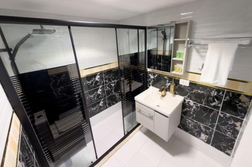a bathroom with a sink and a mirror at Rose In Apartment in Wadi Musa