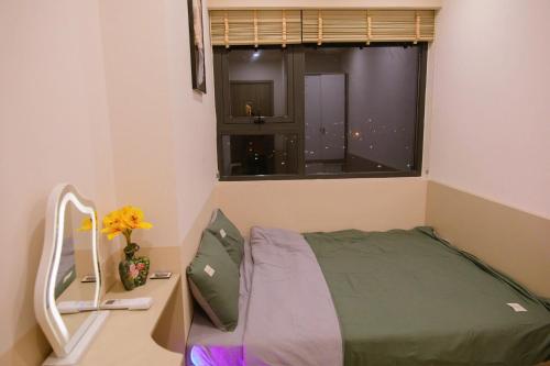 Un ou plusieurs lits dans un hébergement de l'établissement Châu Giang Luxury -Nera Garden APartment 2-3 Bedroom, FREE hồ bơi