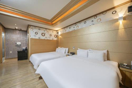 Ένα ή περισσότερα κρεβάτια σε δωμάτιο στο Yeosu Apple Hotel