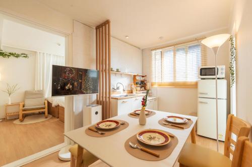 Una cocina con una mesa con dos platos encima. en new 하루 온 올리모델링 청결중시 잠실 롯데월드 올림픽공원 성수 강남, en Seúl