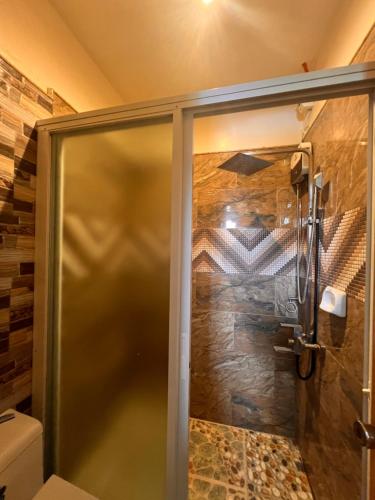 Koupelna v ubytování Lovely Bedroom in Lila, Bohol with WIFI, AC and Ref