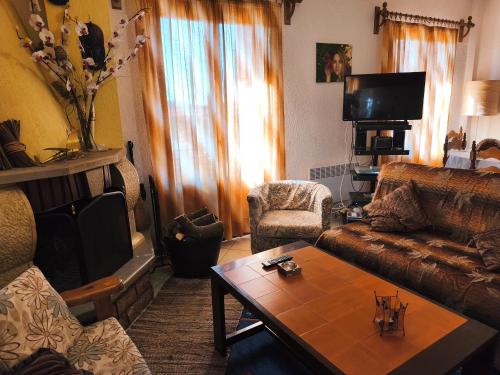 TV a/nebo společenská místnost v ubytování Efis house